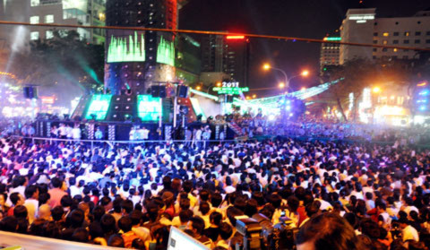 Hàng trăm nghìn người đổ về trước chiếc đồng hồ đếm ngược (đường Nguyễn Huệ, quận 1) chờ đợi khoảng khắc giao thừa. Ảnh: Tá Lâm.