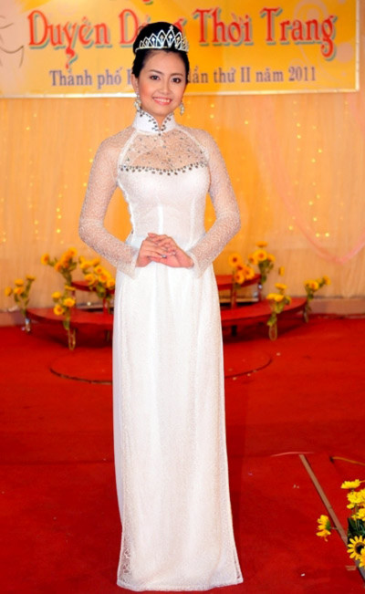 Một thí sinh của cuộc thi, người đẹp Thu Giang, duyên dáng trong tà áo dài trắng.
