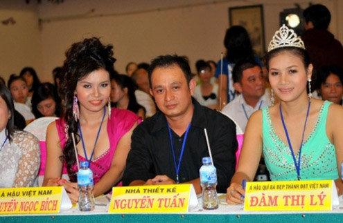 Trong thành phần ban giám khảo của cuộc thi có sự góp mặt của Đàm Thị Lý, Á hậu 2 Quý bà Việt Nam 2009 (phải) và Ngọc Bích - Á hậu 2 Hoa hậu Việt Nam 2004 (trái).