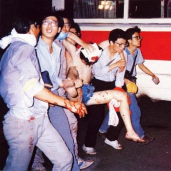 Ngày 04 tháng Sáu: Sinh viên đưa những người bạn cùng lớp bị thương của họ từ quảng trường Thiên An Môn tới bệnh viện để cấp cứu (Đại Kỷ Nguyên).