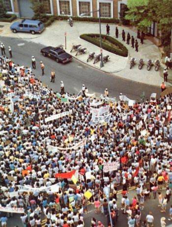 Ngày 04 tháng Sáu: Đoàn người biểu tình xếp hàng tại Đại sứ quán Trung Quốc ở Washington D.C. Những người biểu tình phản đối việc giết hại các sinh viên tại Trung Quốc bằng cách sử dụng quân đội (Đại Kỷ Nguyên).