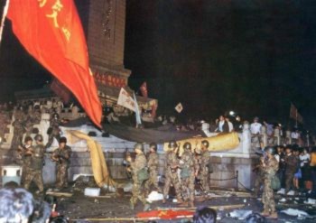 5h sáng ngày 4 tháng Sáu, Bắc Kinh: Bộ đội đặc công trong bộ quân phục ngụy trang ở dưới tượng đài Anh hùng để đánh đuổi các sinh viên (Đại Kỷ Nguyên).