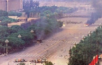 Ngày 04 tháng Sáu: Ở đâu có áp bức, ở đó có đấu tranh. Buổi sáng ngày 04 tháng Sáu năm 1989, những quân nhân vẫn tiếp tục bắn giết trên Đại lộ Trường An. Các công dân Bắc Kinh đã dũng cảm chống lại. Bức ảnh cho thấy những người bị thương nằm trên Đại lộ Trường An và những người khác đang giúp đỡ những người bị thương (Đại Kỷ Nguyên).