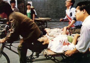 Ngày 04 tháng Sáu: Một người đạp xe ba bánh với sự trợ giúp của những người xung quanh đang vội vã đưa những người bị thương tới một bệnh viện gần đó. Những người lính tiếp tục bắn hàng trăm loạt đạn vào đám đông đang tụ tập bên ngoài quảng trường Thiên An Môn (Đại Kỷ Nguyên).