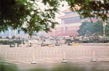 Ngày 07 tháng Sáu: Đám đông dân chúng Bắc Kinh tò mò tụ tập lại để xem vũ khí hạng nặng trên quảng trường Thiên An Môn (Đại Kỷ Nguyên).
