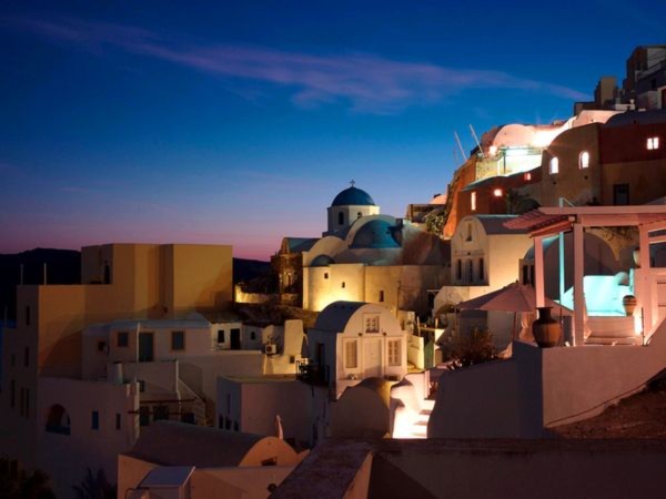 Hòn đảo Santorini (Hy Lạp) rực rỡ ánh đèn chào đón khách du lịch đến nghỉ vào dịp Lễ giáng sinh và Năm mới 2011 - Ảnh C.T. Feng.