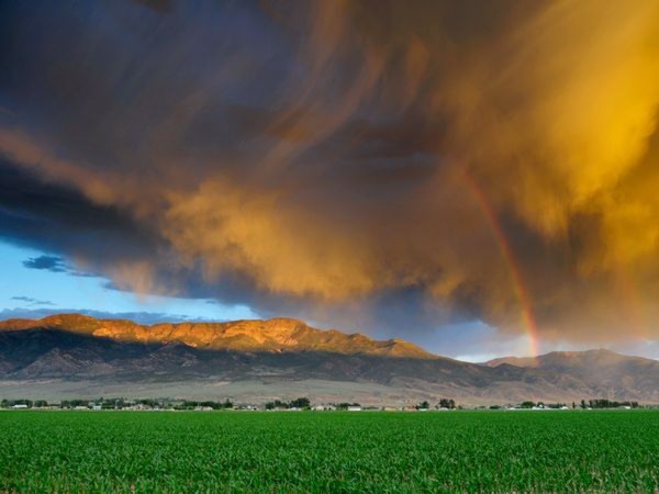 Mây bão cuốn qua một cùng của bang Utah, Mỹ, vào buổi chiều ta - Ảnh: Steven Besserman