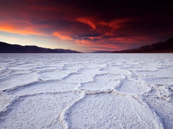 Lòng hồ trơ đáy với màu trắng của muối ở Thung lũng Chết (Death Valley), Mỹ - Ảnh: Dan Desroches
