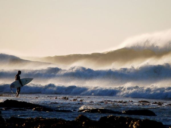 Một con sóng cực lớn đang ập vào bờ tại vùng biển Elandsbaai, Nam Phi - Ảnh: Anne du Plessis