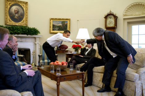 Tổng thống Barack Obama đang đấm tay chào với chánh văn phòng trong cuộc họp với các cố vấn trong phòng Bầu dục. Ảnh: White House
