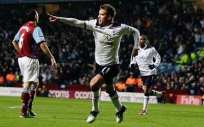 Van der Vaart đang cùng Tottenham thăng hoa.