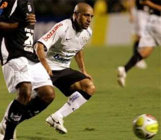Carlos trong màu áo Corinthians.