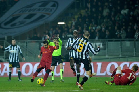 Roma (áo bã trầu) chiến thắng nhờ khả năng tận dụng triệt để cơ hội từ sai sót của Juventus. Ảnh: AFP.