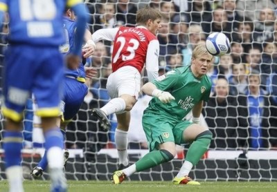 Kasper Schmeichel trong trận gặp Arsenal.