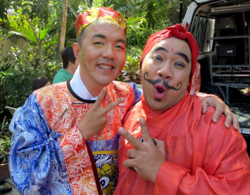 Nghệ sĩ Quốc Thuận (trái) vào vai Thần Nông và Hiếu Hiền vào vai ông Địa trong vở kịch Táo 'Họp mặt cuối năm', phát sóng trên đài truyền hình tỉnh Sóc Trăng vào 8h và 20h ngày 26/1 (tức ngày 23 tháng Chạp).