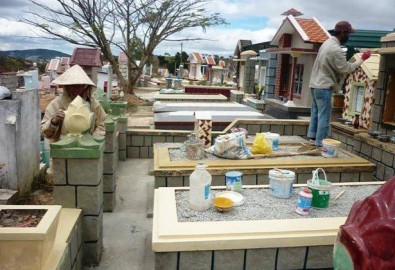 Thuê người... tảo mộ tổ tiên