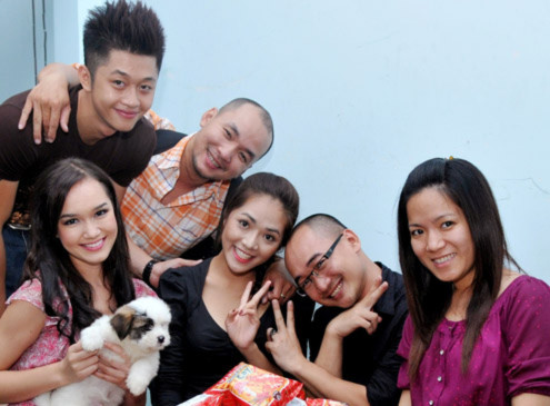 Thúy Vy (trái) và người quản lý JodThúy Vy (trái) và người quản lý Jody Trịnh (phải) bên các bạn trong nhóm từ thiện LHL. Người đẹp cho biết, dù công việc học tập ở Mỹ rất căng nhưng mỗi năm, cô đều dành thời gian trong các kỳ nghỉ lễ để tham gia hoạt động xã hội.y Trịnh (phải) bên các bạn trong nhóm từ thiện LHL.