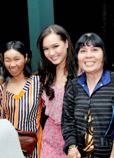 Sự cởi mở, thân thiện của người đẹp khiến mọi người cảm thấy gần gũi.