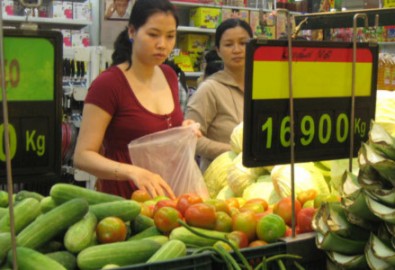 TP.HCM: Siêu thị đồng loạt giảm giá