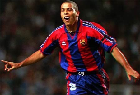 Ronaldo ngày còn thi đấu cho Barca.