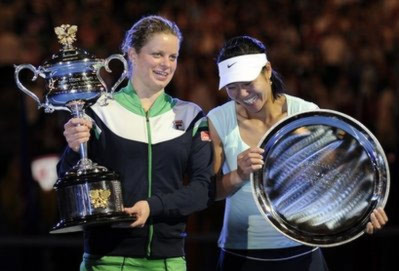 Kim Clijsters (trái) và Li Na trong lễ trao giải ở Australia Mở rộng 2011.