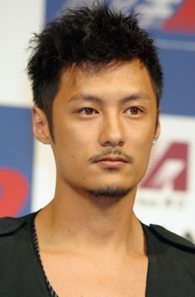 Dư Văn Lạc (Shawn Yue). Hiện nay, trong làng điện ảnh Hong Kong, tài tử thường được so sánh với Ngô Ngạn Tổ (Daniel Wu) và Cổ Thiên Lạc (Louis Koo) hay Tạ Đình Phong (Nicholas Tse). Anh được xem như thế hệ kế tiếp của lớp tài năng này. Dư Văn Lạc từng là người mẫu cho công ty danh tiếng của Hong Kong Starz People. Ban đầu anh làm bán thời gian, sau đó là toàn thời gian trong nhiều năm rồi mới chuyển sang diễn xuất.