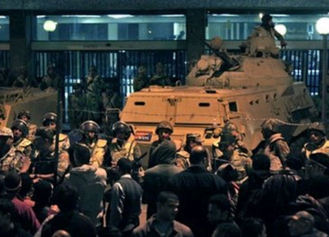 Xe tăng của quân đội Ai Cập bên ngoài trụ sở truyền hình quốc gia. Người biểu tình bao vây tòa nhà này sau khi Tổng thống Hosni Mubarak tuyên bố không từ chức đêm qua. Ảnh AP