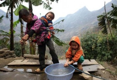 Cảm phục cô bé 9 tuổi làm "mẹ"