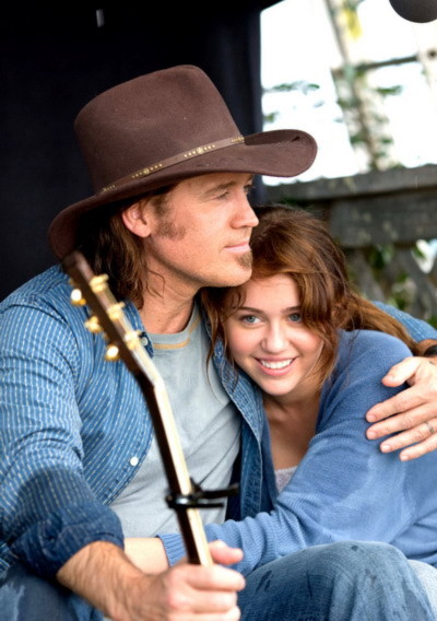 Hai cha con Billy Ray và Miley Cyrus. Ảnh: Disney.