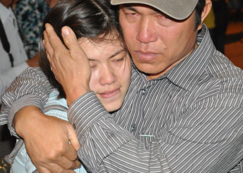 Nước mắt rơi khi người lao động từ Libya về Việt Nam gặp lại người thân. Ảnh: Kiên Cường