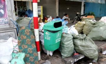 Công nhân rác quá tải cho đường phố sạch đẹp ngày Tết