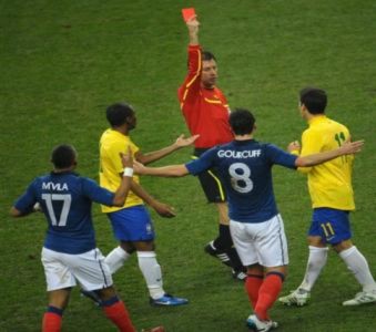 Cú đá kung-fu của De Jong tái hiện trong trận Pháp - Brazil