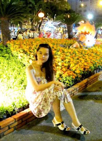 Thiếu nữ xinh tươi bên khung cảnh đầy hoa.