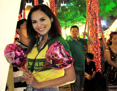Diễm hương cùng một số bạn bè mang bong bóng ra đường hoa bán.