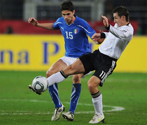 Tuyển Đức của Klose (áo trắng) vẫn chưa thể cắt đứt mạch thành tích thất vọng trong các lần đối đầu với Italy. Ảnh: AFP.