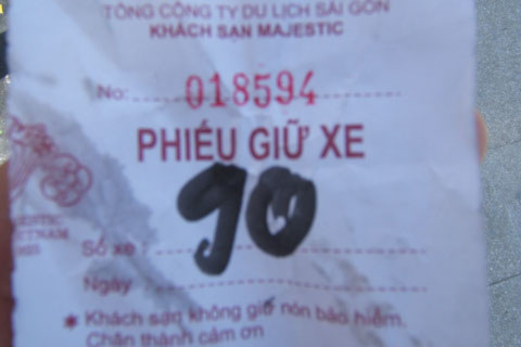 Chiếc phiếu gửi xe của Công ty du lịch Sài Gòn của du khách tới đường hoa Nguyễn Huệ có giá 10.000đ.
