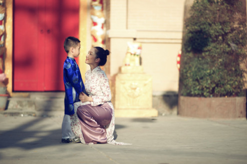 Hai mẹ con quây quần bên nhau trong những ngày Tết ấm cúng. Kim Hiền luôn cố gắng bảo bọc, che chở và mang niềm vui đến cho con.