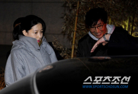 Lee Young Ae ra viện hôm 23/2. Ảnh: Sports Chosun.
