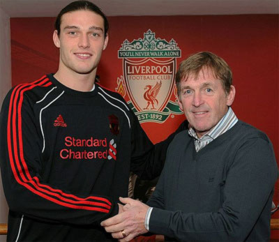 Carroll (trái) và HLV của Liverpool, Dalglish, trong lễ ký hợp đồng.