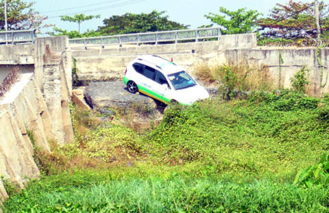 Không có hệ thống rào chắn an toàn nên sáng nay một taxi lọt xuống vực làm tài xế bất tỉnh./.Ảnh: Thiên Phước