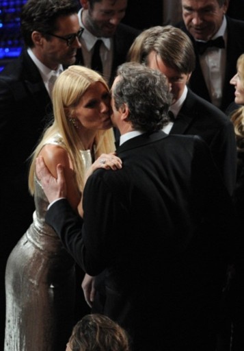 Gwyneth Paltrow chào hỏi Colin Firth khi gặp nhau trong khán phòng.