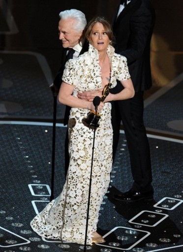 Melissa Leo bất ngờ khi tài tử Kirk Douglas ôm lấy cô sau khi trao cho cô giải Nữ diễn viên phụ xuất sắc.