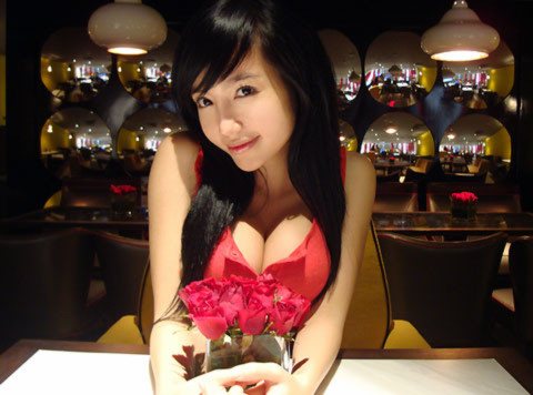 Hot girl Elly chia sẻ đối với cô ngày Valentine cũng như bao ngày khác bởi cô vẫn chưa tìm được người mình yêu.