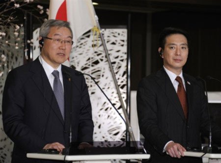 Ngoại trưởng Hàn Quốc (trái) và Nhật Bản họp báo chung tại Tokyo. Ảnh: AFP