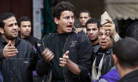 Một người đàn ông được cho là ủng hộ chính phủ của tổng thống Mubarak, bị những người biểu tình ở quảng trường Tự do bắt giữ. Ảnh: AP.