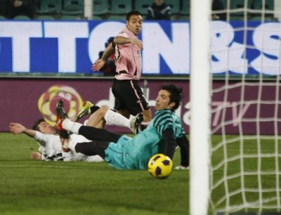 Cựu cầu thủ Juventus, Miccoli, dứt điểm qua chân thủ môn Buffon.