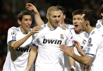 Benzema (giữa) không thể hiện vẻ vui mừng sau khi ghi bàn vào lưới đội bóng cũ.