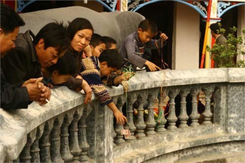 Rủ nhau đi câu trộm... tiền chùa, Tin tức trong ngày, le hoi, chua, tre em cau trom tien chua, cau loc, cau may