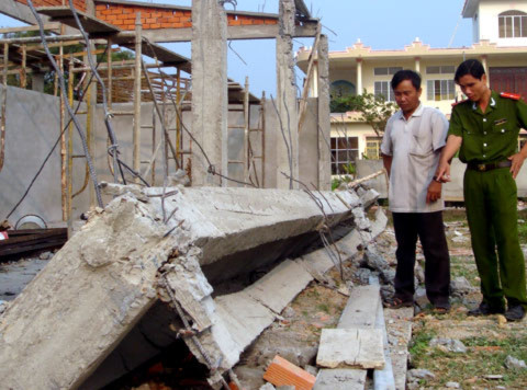 Mảng bêtông bị sập tại công trình Trường Tiểu học Vĩnh Thạnh làm một công nhân té bị đè gãy tay, chân vài chiều nay. Ảnh: Thiên Phước