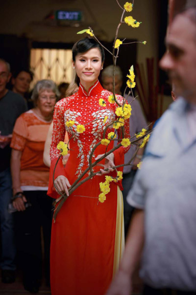 Rất nhiều khách nước ngoài viếng cảnh chùa thích thú khi được tận mắt ngắm nhìn vẻ đẹp của siêu mẫu trong trang phục nền nã của người con gái Việt Nam.